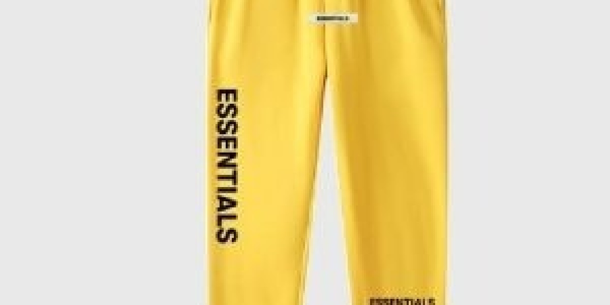 Girls Wearing Essentials Sweatpants Outfit Inspo