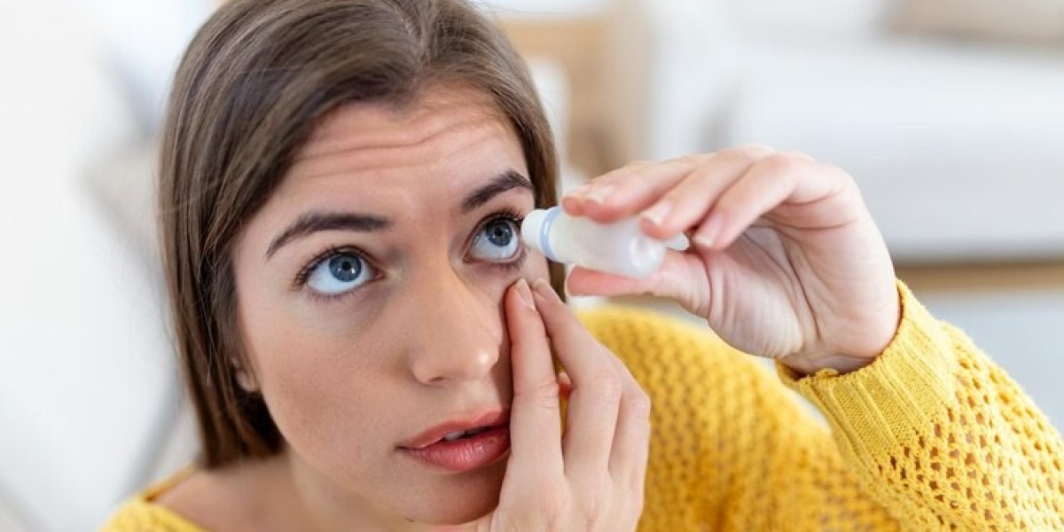 Natural Remedies vs. Medical Eye Drops: Best Eye Infection Treatments in 2025